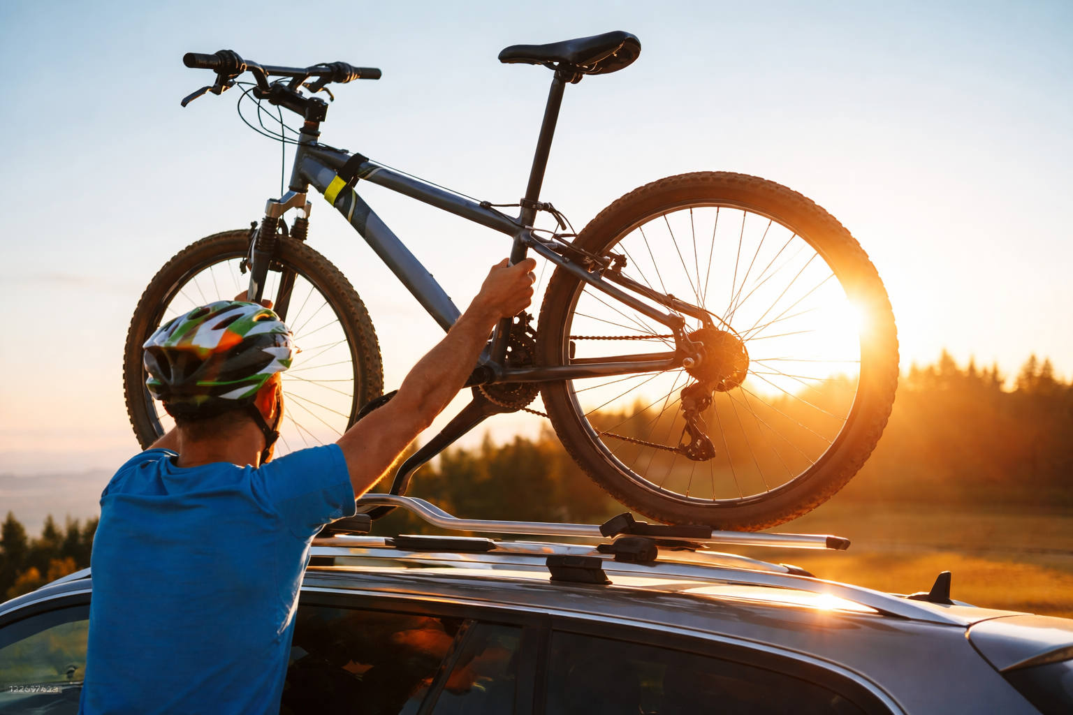 Bagażnik rowerowy na hak czy dachowy? Odwieczna kłótnia kierowców, która wraca co sezon.